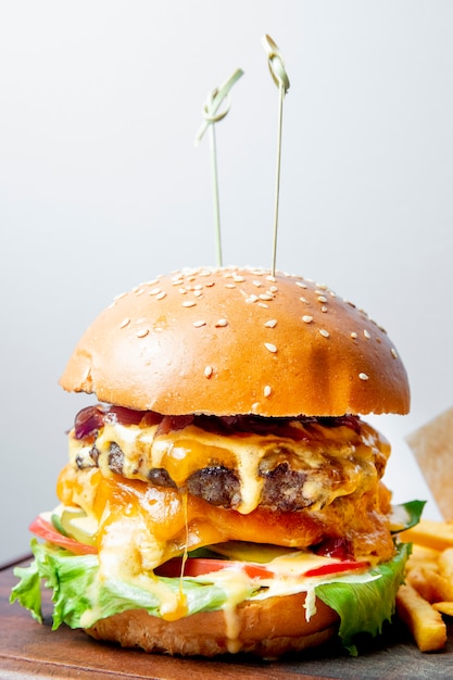 Foto gratuita hamburger con cotoletta di carne pomodori lattuga e formaggio