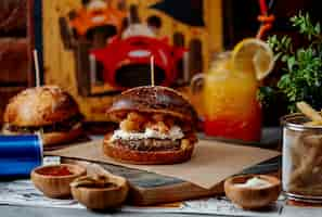 Foto gratuita hamburger con carne bianca e formaggio fritto