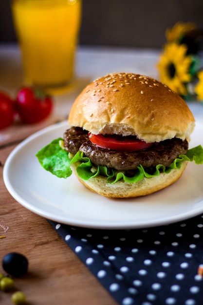 Foto gratuita hamburger con succo d'arancia