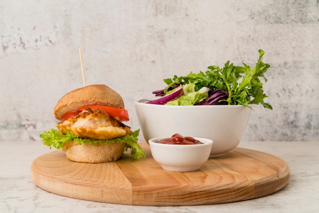 Foto gratuita hamburger con insalata e ketchup