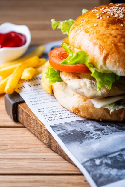 トマトとレタスのハンバーガーとフライドポテトとケチャップを添えて