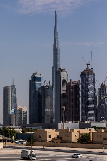 Башня Бурдж-Халифа. Этот небоскреб является самым высоким искусственным сооружением в мире, его высота составляет 828 м. Завершено в 2009 году.