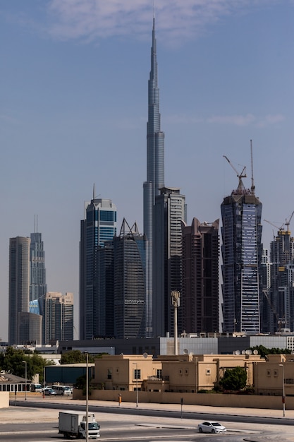 Бесплатное фото Башня бурдж-халифа. этот небоскреб является самым высоким искусственным сооружением в мире, его высота составляет 828 м. завершено в 2009 году.