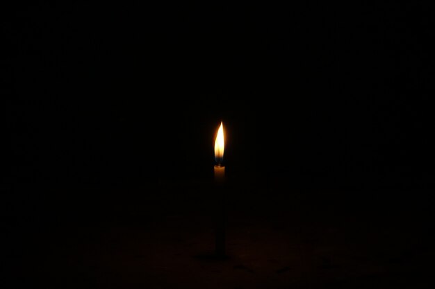 어두운 배경에서 촛불을 굽기