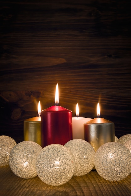 Free photo burning candles with white balls