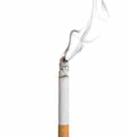 Бесплатное фото Сжигание сигарет на белом фоне