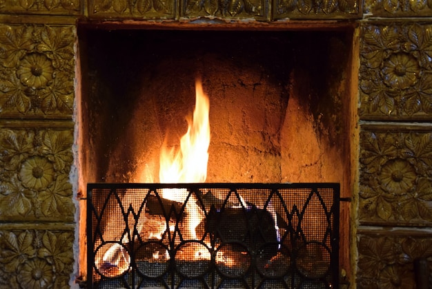 「暖炉で燃える燃料」