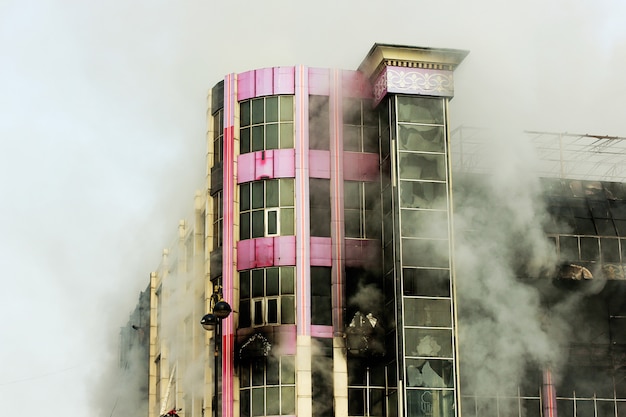 Centro commerciale o centro commerciale bruciante con fumo