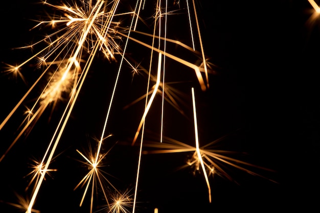 Foto gratuita sparkler in fiamme su sfondo nero black