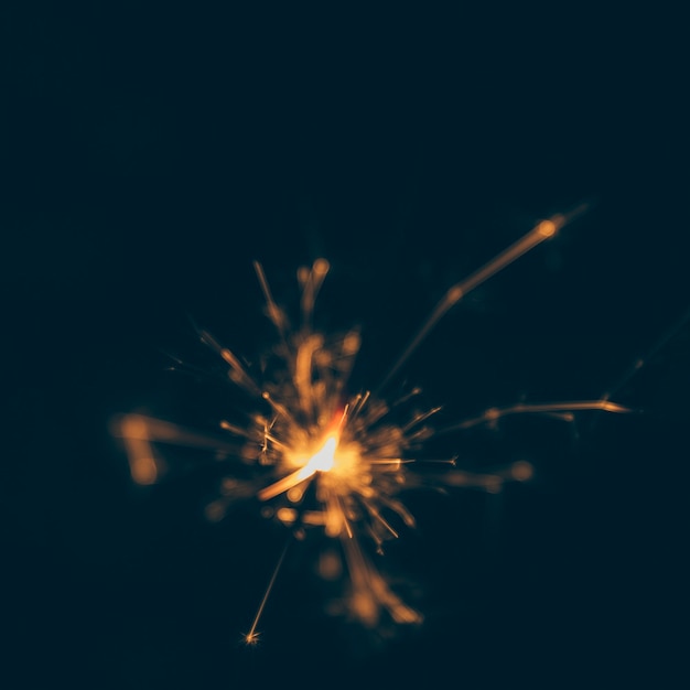 Foto gratuita sparkler di masterizzazione su sfondo nero