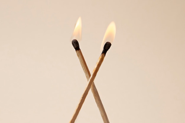 Foto gratuita disposizione di fiammiferi di legno ardenti