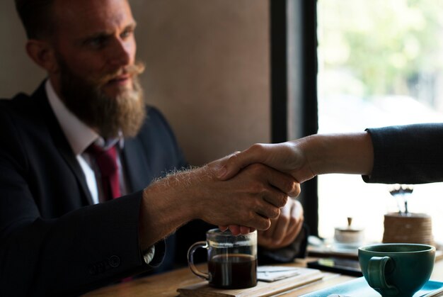 Рукопожатие делового соглашения в кафе
