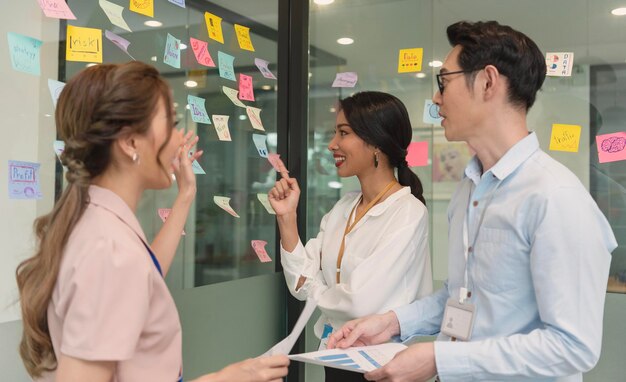 아시아 비즈니스 사람들이 사무실에서 회의를 하고 포스트잇 노트를 사용하여 아이디어 브레인스토밍 개념을 공유합니다.