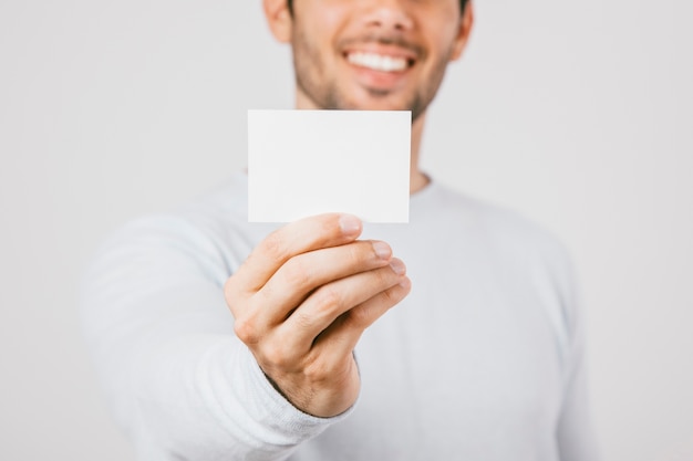 Шаблон визитной карточки с молодым человеком на заднем плане