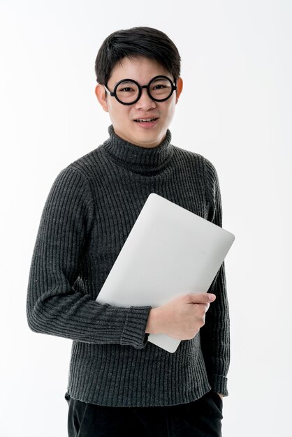 비즈니스 캐주얼 아시아 안경 남성 서 세로 손으로 노트북을 들고 행복과 자신감이 흰색 배경