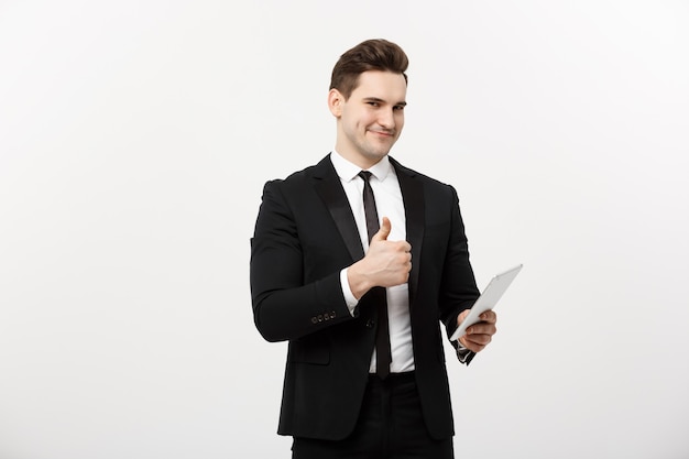 Бизнес, коммуникации, современные технологии и концепция офиса - улыбающийся бизнесмен с планшетным компьютером показывает палец вверх. Изолированные на белом фоне