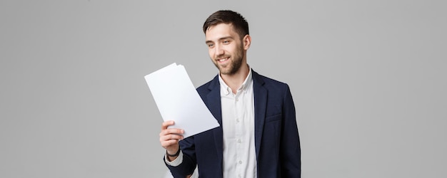 Бесплатное фото Бизнес-концепция портрет красивый деловой человек счастлив работать с годовым отчетом на белом фоне