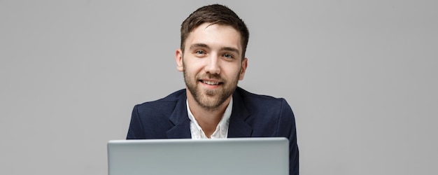 Ritratto di concetto di business bell'uomo d'affari che gioca con un notebook digitale con una faccia sorridente e sicura white backgroundcopy space