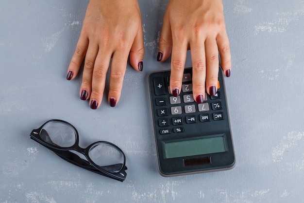 Foto gratuita concetto di business con gli occhiali. donna che fa calcolo.