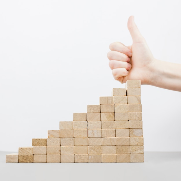 Foto gratuita concetto di business con blocchi di legno