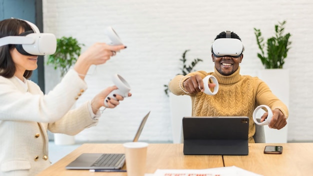 Conferenza di lavoro in vr in un ufficio