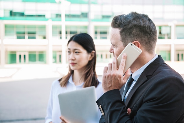 Coppia di affari fare una telefonata