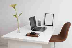 Free photo business desk concept with laptop