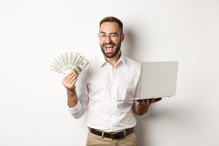Free Photo business and e-commerce. confident businessman showing how work online, winking, holding money and laptop, standing  