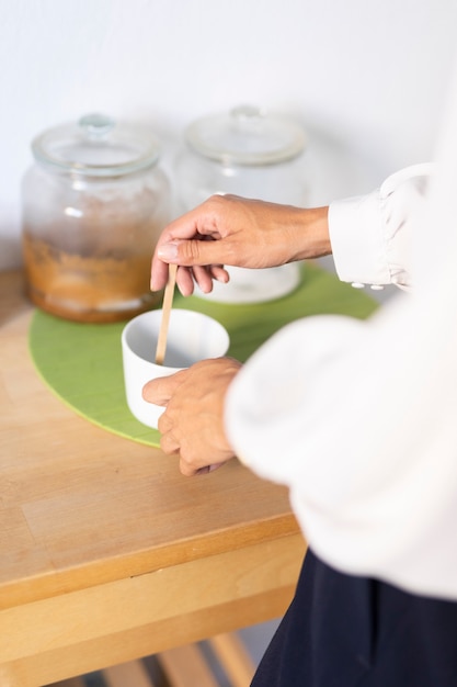 従業員が飲み物を攪拌