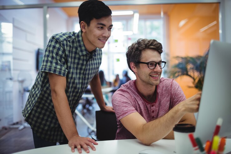 Free Photo business executives discussing over computer at their desk
