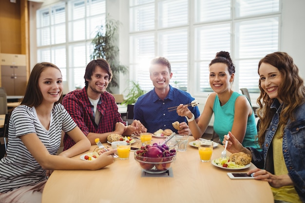 Free photo business executives having meal