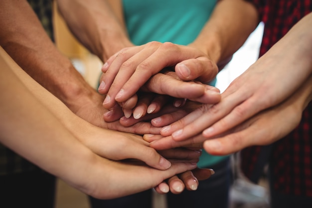 Foto gratuita i dirigenti d'impresa con la mano impilati