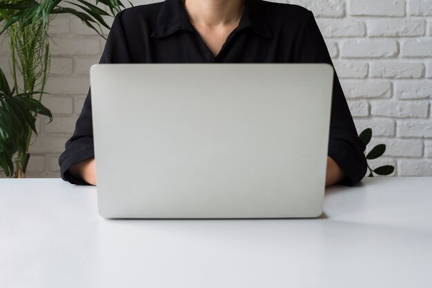 Бизнес женщина работает на ноутбуке