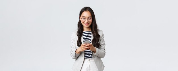 비즈니스 금융 및 고용 여성 성공적인 기업가 개념 모바일 화면을 보면서 안경을 쓰고 스마트폰으로 메시지를 확인하는 클라이언트를 기다리는 사업가