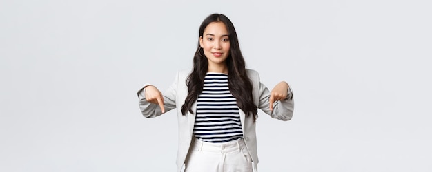 ビジネスファイナンスと雇用の女性の成功した起業家のコンセプト自信を持ってプロの女性アジアの不動産ブローカーは、指を下に向けて笑顔でかなりを示しています