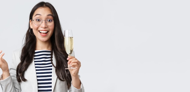 Концепция бизнес-финансов и занятости женщин-успешных предпринимателей Восторженная счастливая деловая женщина, празднующая выгодную сделку, устраивает корпоративную вечеринку с коллегами, поднимает тост со стаканом шампанского