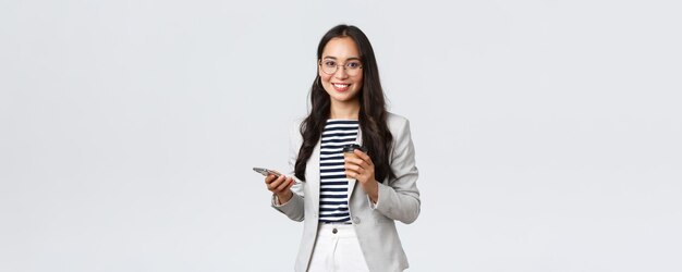 비즈니스 금융 및 고용 여성 성공적인 기업가 개념 점심을 먹고 테이크아웃 커피를 마시고 휴대 전화를 사용하는 안경을 쓴 전문 아시아 사업가