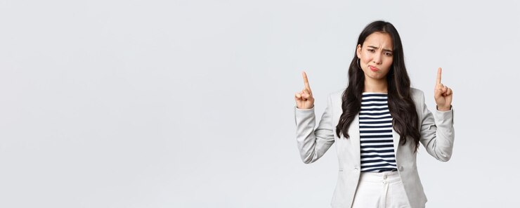 無料Photo ビジネスファイナンスと雇用の女性の成功した起業家の概念懐疑的で失望したb