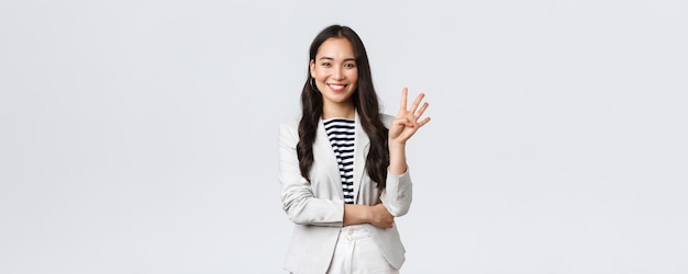 비즈니스 금융 및 고용 여성 성공적인 기업가 개념 성공적인 여성 사업가 아시아 부동산 중개인이 4번을 표시하고 웃고 있는 손가락을 가리키고 있습니다.