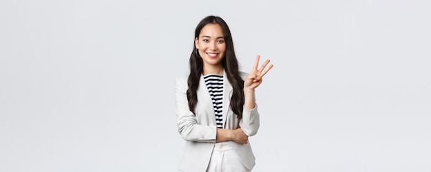비즈니스 금융 및 고용 여성 성공적인 기업가 개념 성공적인 여성 사업가 아시아 부동산 중개인이 3번을 표시하고 웃고 있는 손가락을 가리키고 있습니다.