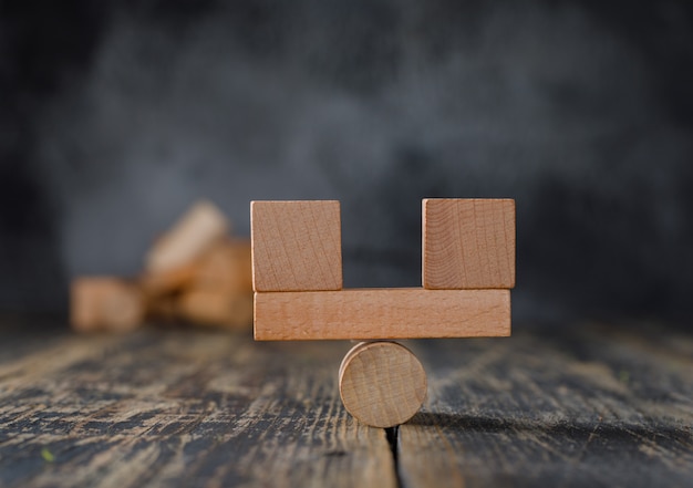 Foto gratuita concetto di contabilità finanziaria e di affari con la vista laterale dei blocchi di legno.