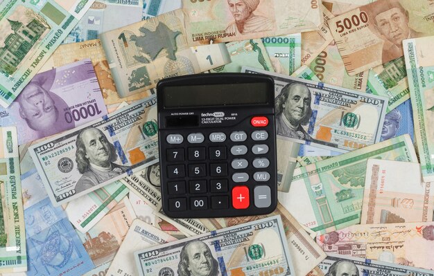 Дело и финансовая концепция с калькулятором на стоге положения квартиры предпосылки денег.