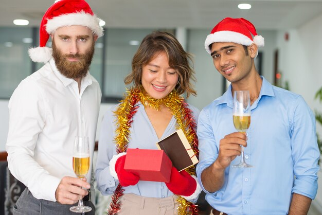 ビジネスグループのオフィスでクリスマスを祝う