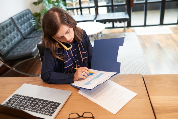 Free photo business lady analyzing financial chart