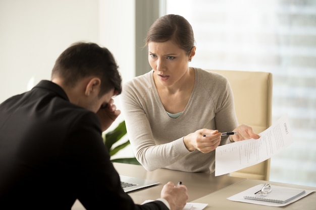 ビジネスの女性は連絡先テキストの変更を主張します