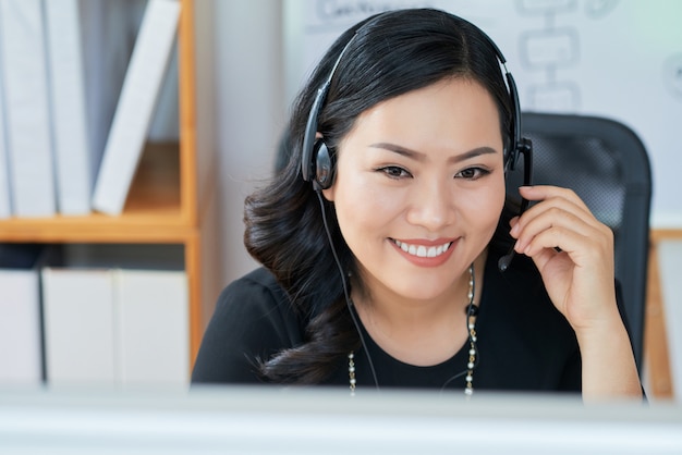 Free photo business lady wearing headset