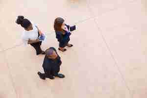 Free photo business leader and his female assistants walking through office