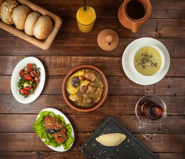 Pranzo di lavoro con insalata di zuppa e jizz-byz