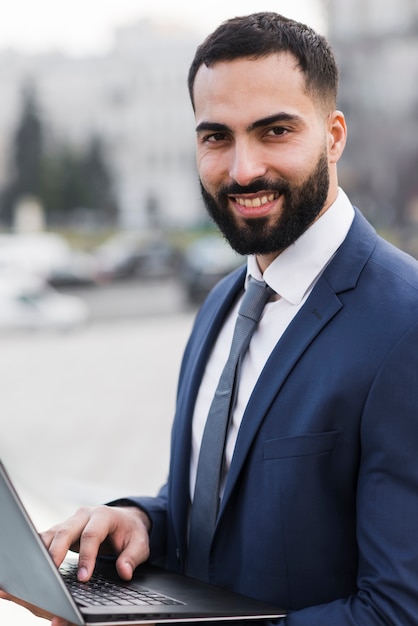 Foto gratuita maschio di affari con il computer portatile