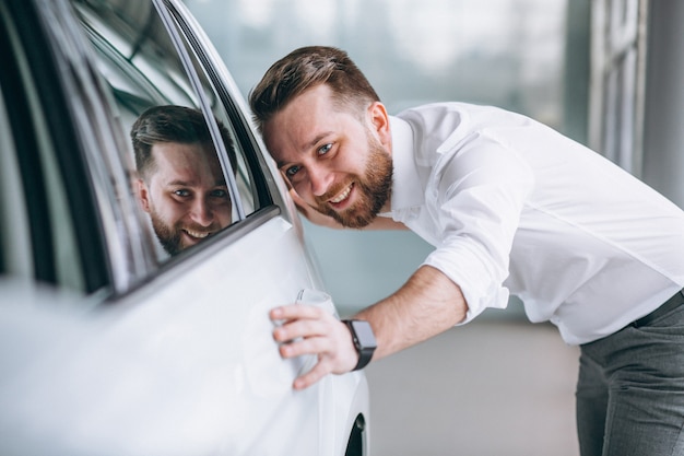 Free photo business man buying a car in a showroom